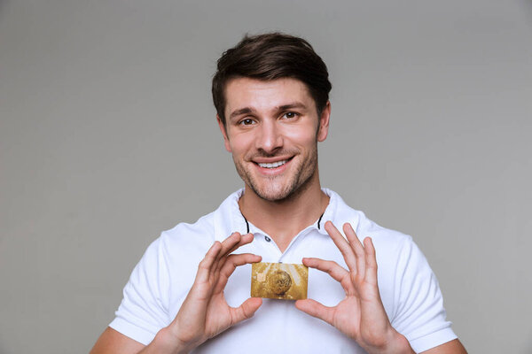 Человек позиционирует изолированную дебетовую карту
.