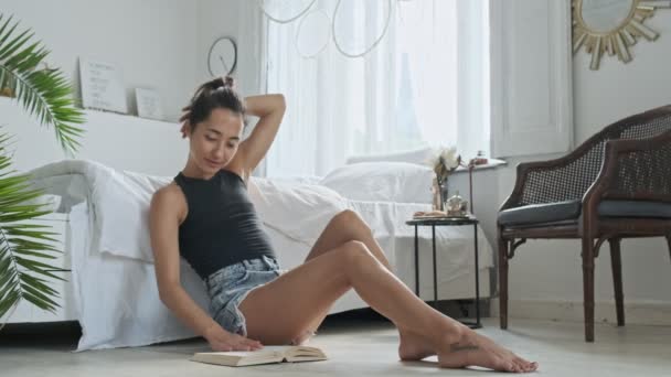 Sorrindo Concentrado Muito Asiático Mulher Ler Livro Relaxante Enquanto Sentado — Vídeo de Stock