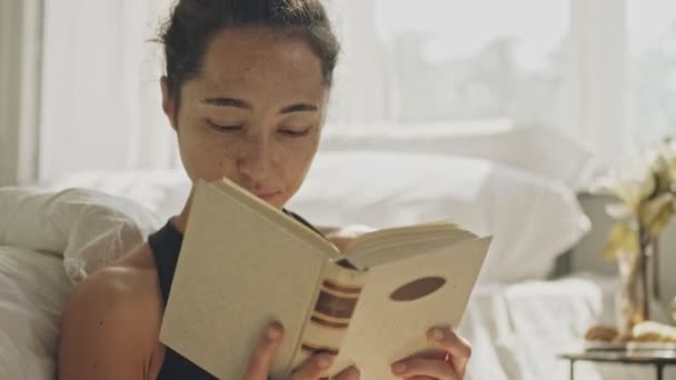 Nahaufnahme Einer Ernsten Hübschen Asiatischen Frau Die Buch Liest Und — Stockvideo