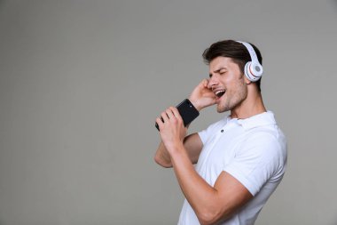 Kulaklıkla müzik dinleyen duygusal adam.