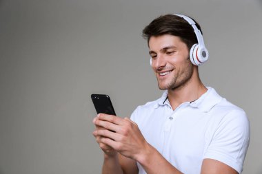 Kulaklıkla müzik dinleyen duygusal adam.