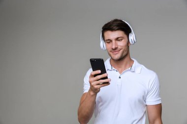 Kulaklıkla müzik dinleyen duygusal adam.