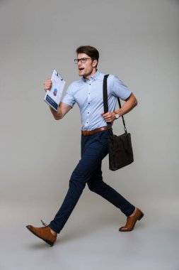 Tek başına yürüyen bir iş adamı.