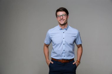 İyimser olumlu iş adamı elinde pano ve çanta tutuyor..