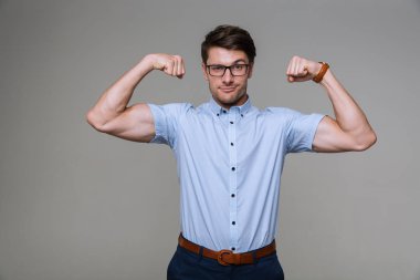 İşadamı gri duvar arkaplanından izole edildi