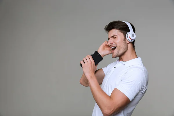 Emocjonalny człowiek słuchający muzyki ze słuchawkami — Zdjęcie stockowe