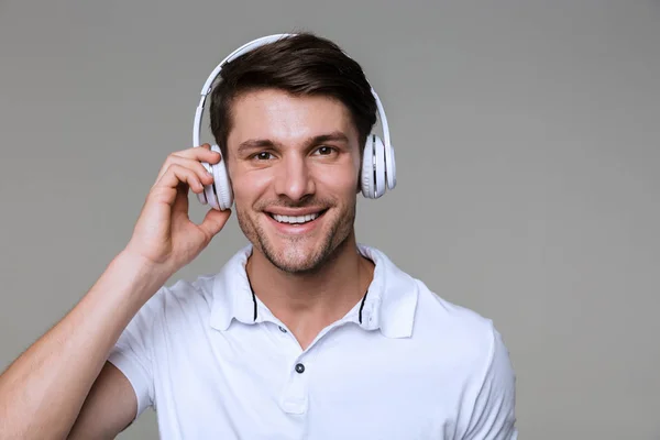 Emocjonalny człowiek słuchający muzyki ze słuchawkami. — Zdjęcie stockowe