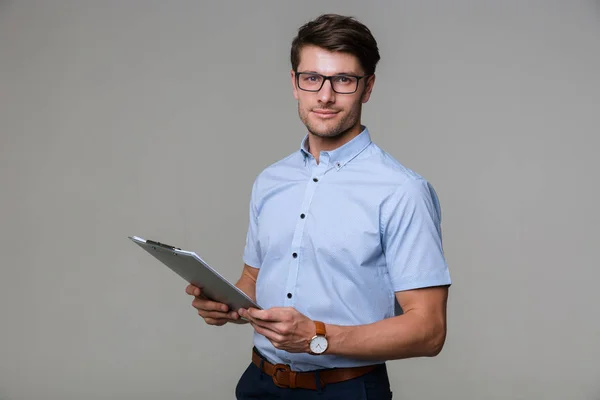 Homme posant isolé sur fond de mur gris — Photo