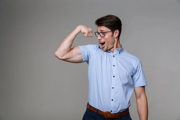 Un om de afaceri surprins care arată biceps . — Fotografie, imagine de stoc