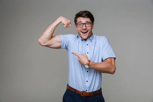 Surpris homme d'affaires montrant biceps . — Photo