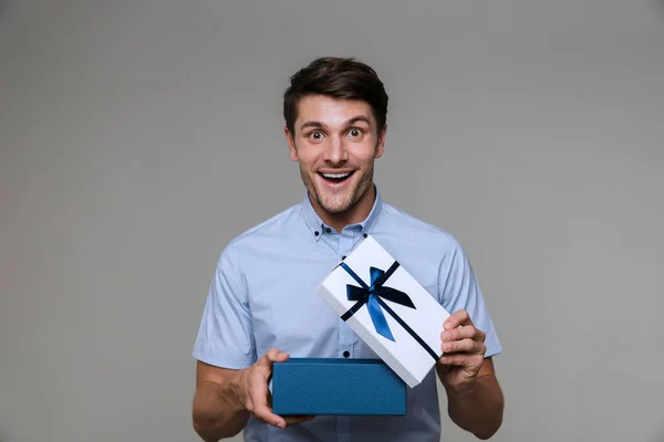 İş adamı hediye kutusunu tutuyor.. — Stok fotoğraf