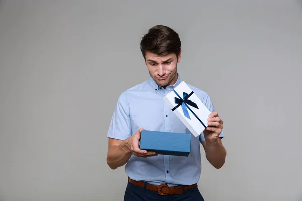 Trauriger Geschäftsmann isoliert vor grauem Hintergrund — Stockfoto