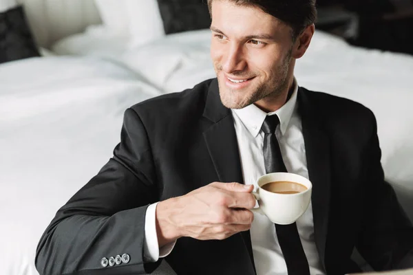 Gülümseyen mutlu iş adamı evde kahve içiyor.. — Stok fotoğraf