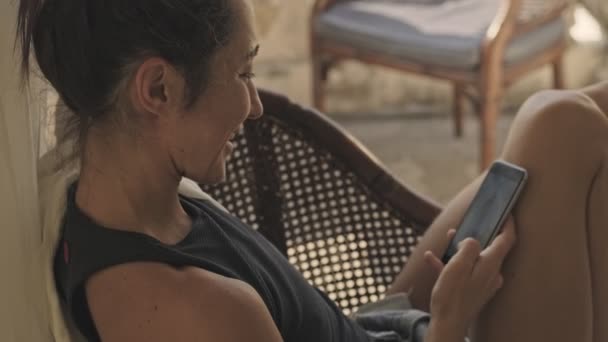 Nahaufnahme Einer Glücklichen Unbeschwerten Hübschen Asiatischen Frau Die Ihr Smartphone — Stockvideo