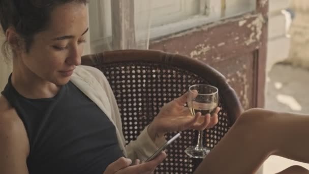 Крупним Планом Вид Задоволеної Безтурботної Красивої Азіатки Використовуючи Смартфон Вино — стокове відео