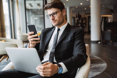 Dizüstü bilgisayar kullanan güzel iş adamının portresi.