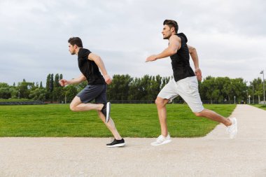 Green P 'de spor yapan ve koşan iki sporcunun resmi