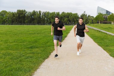 Kafkasyalı iki adamın yeşilde koşup spor yapmalarını hayal et. 