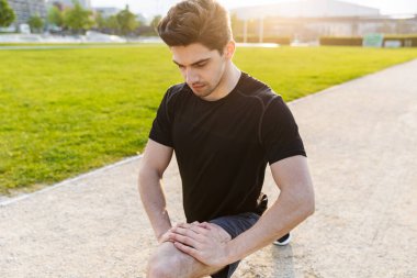 Green Park 'ta çalışan ve spor yapan odaklanmış bir adamın görüntüsü