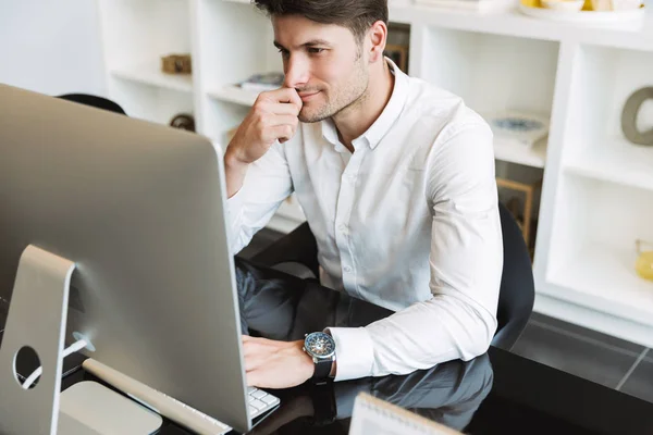 Imagen de hombre de negocios inteligente sentado en la mesa y trabajando en — Foto de Stock