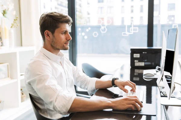 Immagine di un uomo d'affari concentrato seduto a tavola e al lavoro — Foto Stock