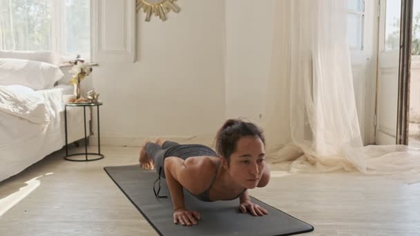 Geconcentreerde Aziatische Vrouw Doen Plank Yoga Oefening Mat Thuis — Stockvideo
