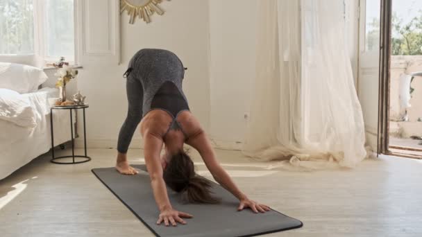 Gericht Aziatische Vrouw Doen Yoga Oefening Met Gesloten Ogen Mat — Stockvideo