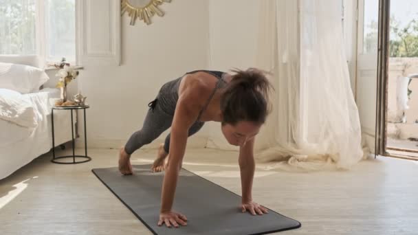 Sérieux Asiatique Femme Faire Yoga Exercice Avec Fermé Les Yeux — Video