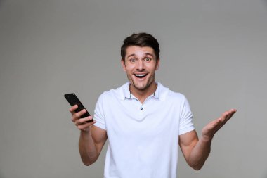 Yalnız poz veren genç adam şaşırdı.