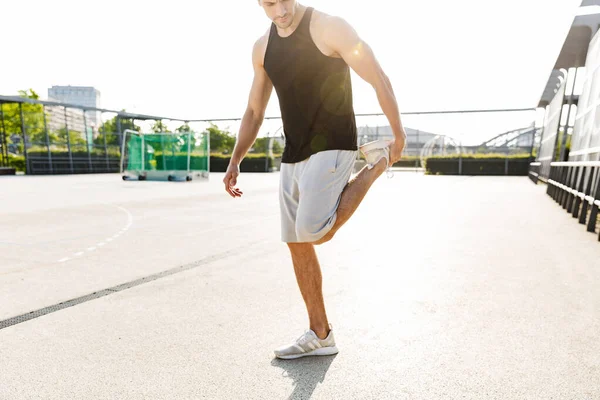 Imagem de homem forte treinando em campo de esportes durante a manhã wor — Fotografia de Stock