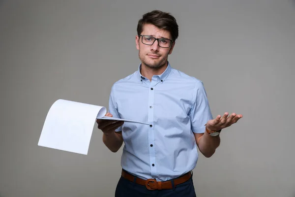 Confuso desagradado homem de negócios segurando prancheta . — Fotografia de Stock