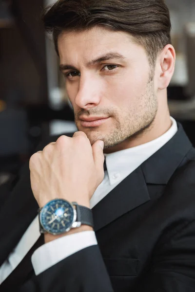 Porträtt närbild av stilig ung affärsman bär kostym posi — Stockfoto