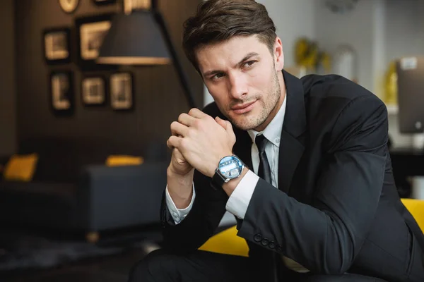 Porträtt av självsäker ung affärsman bär formell svart sui — Stockfoto