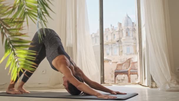 Zijaanzicht Van Jonge Aziatische Vrouw Doen Stretching Yoga Oefening Mat — Stockvideo