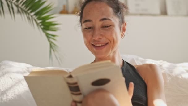 Γκρο Πλαν Άποψη Του Χαρούμενα Όμορφη Ασιατική Γυναίκα Ανάγνωση Βιβλίο — Αρχείο Βίντεο