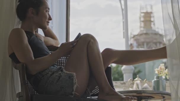 Vista Lateral Mulher Bonita Asiática Despreocupado Satisfeito Usando Smartphone Olhando — Vídeo de Stock