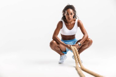 Egzersiz yapan kendinden emin Afrikalı genç bir bayan.