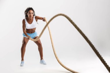 Egzersiz yapan kendinden emin Afrikalı genç bir bayan.