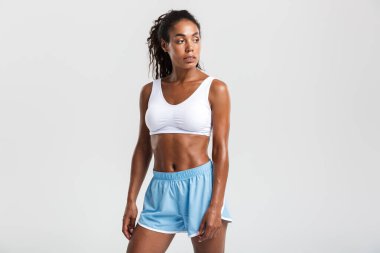 Çekici ve fit bir Afrikalı sporcunun portresi.