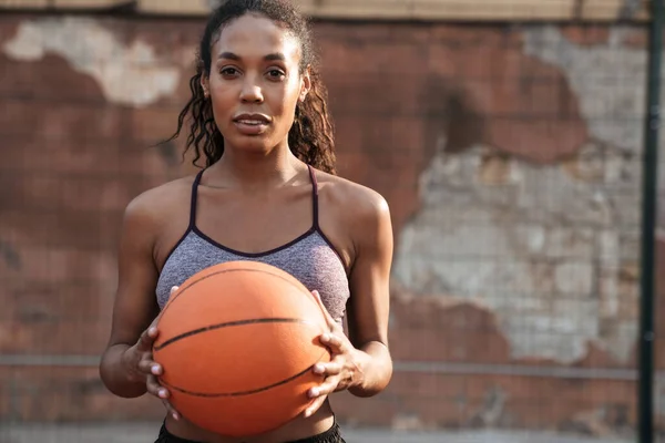 Imagen de una joven afroamericana jugando al baloncesto al aire libre — Foto de Stock