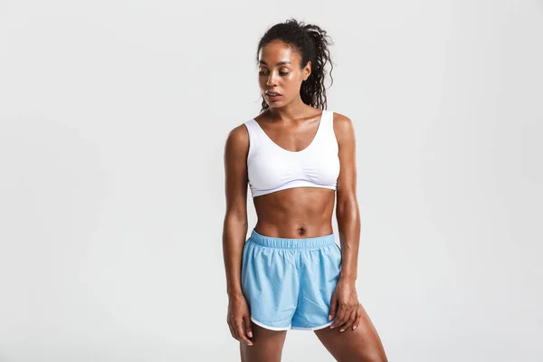 Retrato de una atractiva joven deportista africana en forma —  Fotos de Stock