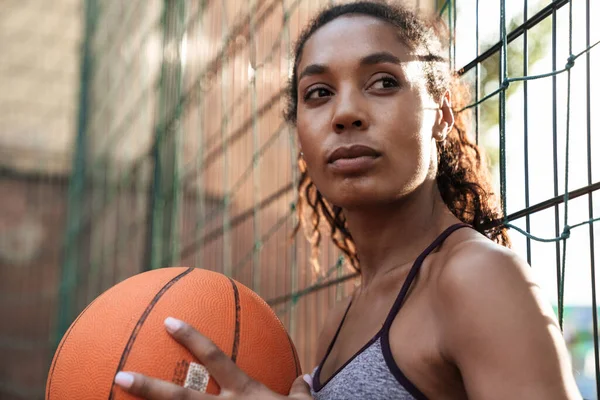 Gambar african american wanita bermain basket di taman bermain — Stok Foto