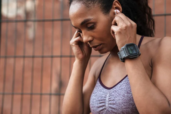 Imagem da mulher afro-americana ouvindo música com fones de ouvido — Fotografia de Stock