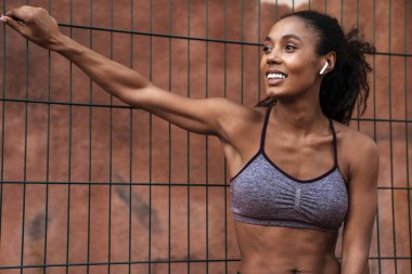 Çekici, sağlıklı, kendine güveni tam, Afrikalı sporcu kadın.