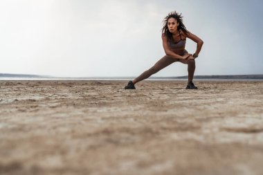Atletik Afro-Amerikan kadının mevsimlik antrenman yaparken görüntüsü