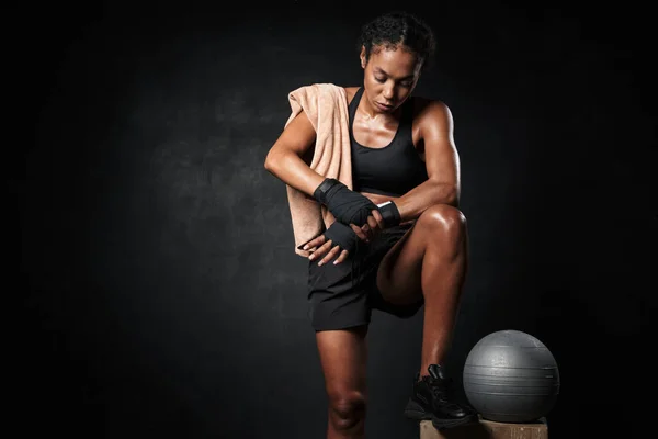 Imagen de una mujer afroamericana de pie junto a una pelota de fitness — Foto de Stock