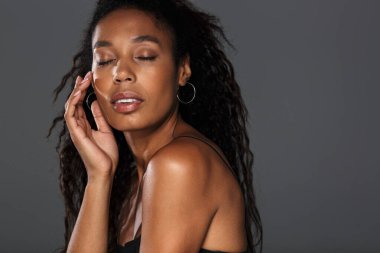 Çekici bir Afrikalı kadının portresi.