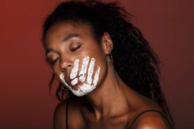 Üstsüz, genç, Afrikalı bir kadına yaklaş.