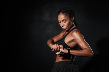 Spor giyim kuşamında spor yapan Afrikalı Amerikalı genç bir kadının görüntüsü
