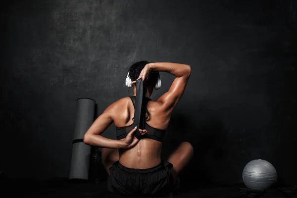 Image of healthy african american woman doing workout with expander — Stock Photo, Image